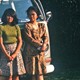 Swan Tan © Swan Tan/Gelders Archief, Swan Tan (links) met haar moeder op de Veluwe. De familie ging regelmatig op stap met het Volkswagenbusje voor een picknick, 1976 CC-BY-NC-ND
