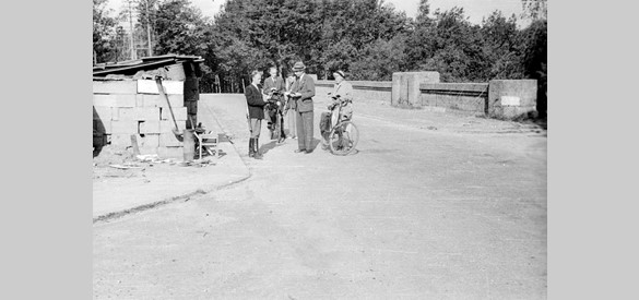 Reinier bij een politiepost op de Schelmsebrug, 1945