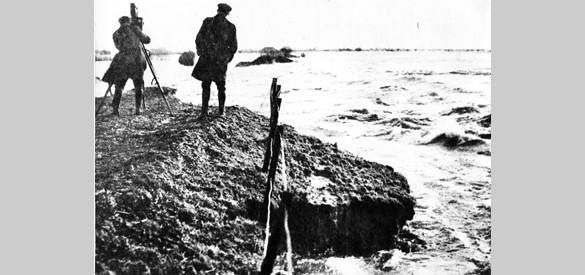 Een fotograaf aan het werk tijdens de watersnood in het Land van Maas en Waal, 1926