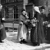 In Amsterdam zamelen Achterhoekse vrouwen met het verkopen van bloemen geld in voor de slachtoffers van een tornado in Borculo uit 1925 © Bron: Nationaal Archief Den Haag, maker onbekend, alle rechten voorbehouden