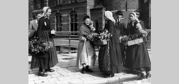 In Amsterdam zamelen Achterhoekse vrouwen met het verkopen van bloemen geld in voor de slachtoffers van een tornado in Borculo uit 1925
