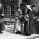 In Amsterdam zamelen Achterhoekse vrouwen met het verkopen van bloemen geld in voor de slachtoffers van een tornado in Borculo uit 1925 © Bron: Nationaal Archief Den Haag, maker onbekend, alle rechten voorbehouden