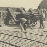 Arbeiders in de baksteenindustrie begin twintigste eeuw © Bron Nationaal Archief, Collectie Arbeidsinspectie CC0