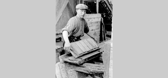 Jonge arbeider in een steenbakkerij in Gelderland, jaren dertig