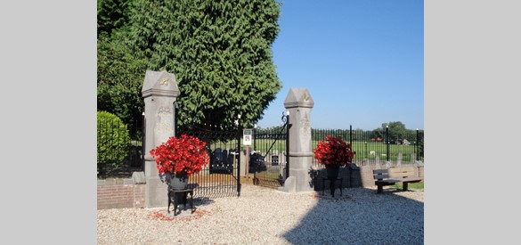 Ingang kerkhof met hardstenen pilaren en gesmeed hekwerk