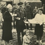 Aankomst Prinselijk Gezin op Vliegveld Teuge - Augustus 1945 © Oorlogsbronnen, collectie Nationaal Oorlogs- en Verzetsmuseum Overloon