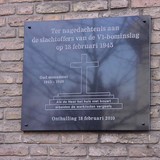 De plaquette in het Waterkwartier te Nijmegen herinnert aan de ontploffing van een V1-bom op 18 februari 1945. © Nationaal Comité 4 en 5 mei / Oorlogsbronnen PD