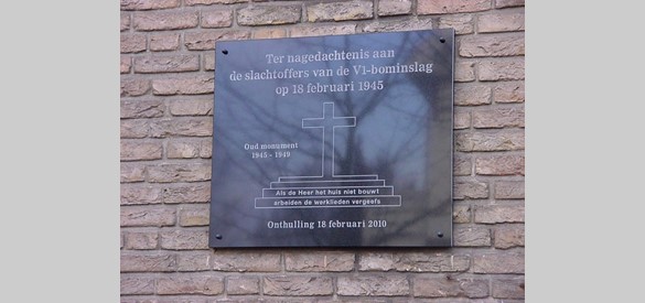 De plaquette in het Waterkwartier te Nijmegen herinnert aan de ontploffing van een V1-bom op 18 februari 1945.