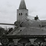 Uitgeschakelde Shermantank voor de kerk in Megchelen © publiek domein