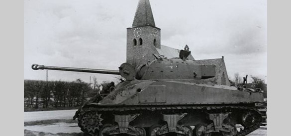 Uitgeschakelde Shermantank voor de kerk in Megchelen