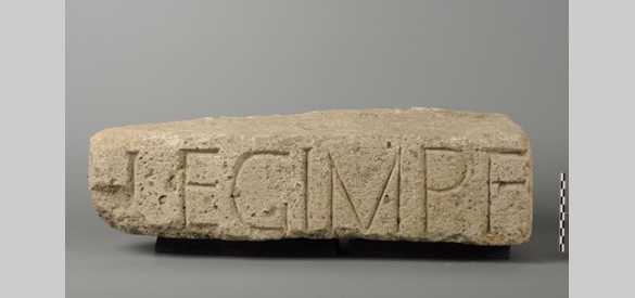 Steen van het castellum, ca 220 n.Chr, met inscriptie LEG(io) I M(inervia) P(ia) F(idelis)