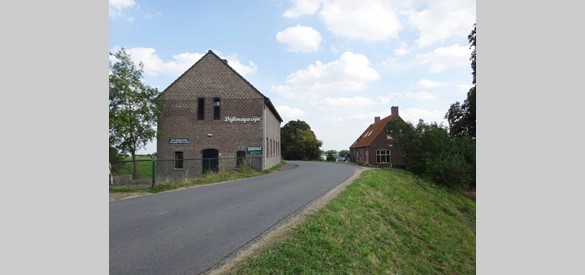 Het huidige huis De Ronduit in Bemmel, rechts op de foto, staat op de plek waar in de Tachtigjarige Oorlog een redoute stond.