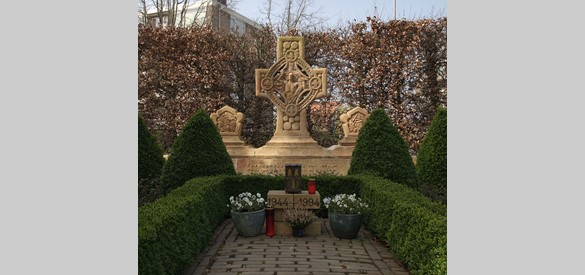 Compositiefoto van het massagraaf van de Tweede Wereldoorlog te Huissen. Het graf is ontworpen door Wim Harzing en bevind zich op de begraafplaats Huissen-Stad.