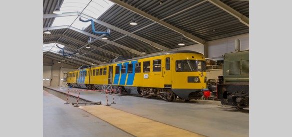 Dieseltreinstel DE2 Blauwe Engel in de museumwerkplaats Transit Oost