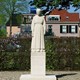 Vrouwtje van Putten op de herdenkingshof in Putten. Beeld gemaakt door Mari Andriessen in 1949 © Brbbl via wikimedia, CC-BY-SA 3.0