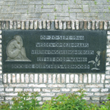 Gedenkplaat aan de Waalstraat te Tiel © Wikipedia Commons, CC2.5