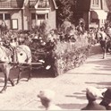 Het bloemencorso op de Telefoonweg te Ede ter hoogte van de Molenstraat tijdens de eerste Heideweek van 1935 © C. Hartgers