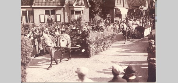 Het bloemencorso op de Telefoonweg te Ede ter hoogte van de Molenstraat tijdens de eerste Heideweek van 1935