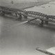 Spoor-en verkeersbrug Zaltbommel 1945 © via NIMH-beeldbank