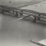 Spoor-en verkeersbrug Zaltbommel 1945 © via NIMH-beeldbank