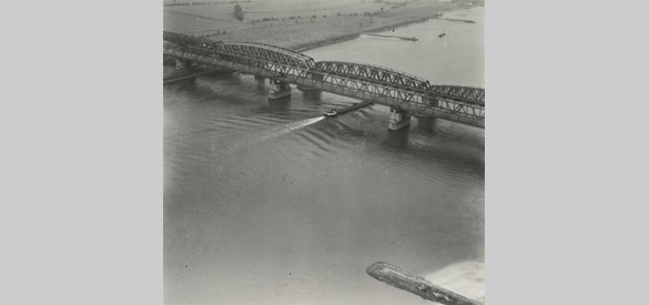 Spoor-en verkeersbrug Zaltbommel 1945