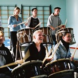 Aan het einde van de twintigste eeuw geven leden van Het Gelders Orkest workshops aan middelbare scholieren. © Gelders Orkest