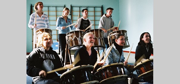 Aan het einde van de twintigste eeuw geven leden van Het Gelders Orkest workshops aan middelbare scholieren.