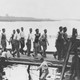Wandelaars op de pontonbrug bij Cuijck 1935/1936 ©  Regionaal Archief Nijmegen PD