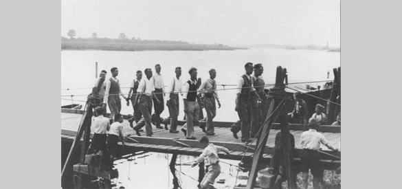 Wandelaars op de pontonbrug bij Cuijck 1935/1936