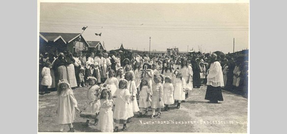 Kinderprocessie in vluchtoord Nunspeet, juni 1917