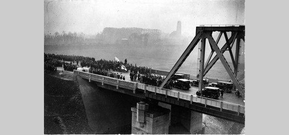 Opening van de brug over de Waal bij Zaltbommel, 1933