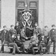 Landbouwhogeschool Wageningen, 1879, De eerste studenten bij het hoofdgebouw met vaandel © Historie van Wageningen University & Research PD