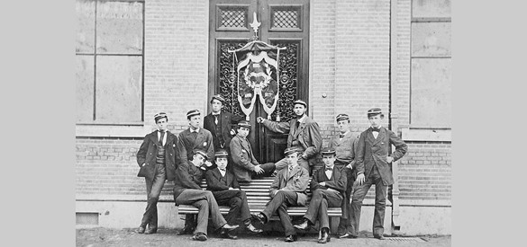 Landbouwhogeschool Wageningen, 1879, De eerste studenten bij het hoofdgebouw met vaandel