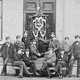 Landbouwhogeschool Wageningen, 1879, De eerste studenten bij het hoofdgebouw met vaandel © Historie van Wageningen University & Research PD