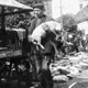 Vader Jan Posthouwer op de markt © Collectie Dirk Posthouwer