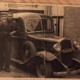 De eerste auto van Dirk Posthouwer, met daarvoor de monteur (zoon) van garage Smienk. © Collectie Dirk Posthouwer