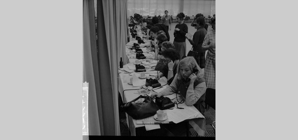 Telefonistes aan het werk tijdens de actie Open Het Dorp 1962