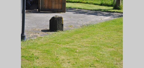 Steen geeft de plek van de middeleeuwse toren aan in Niftrik