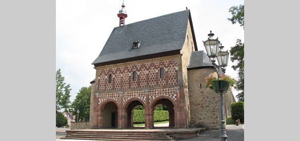 Het poortgebouw van het klooster Lorsch, het enige Karolingische gebouw dat bewaard is gebleven.
