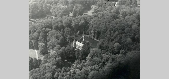 Luchtfoto van het jachtslot Het Oude Loo, 1948