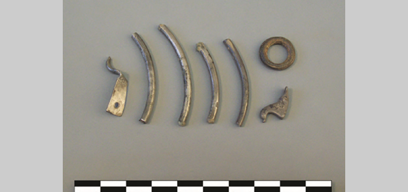 Fragmenten van hakzilver, gevonden bij het onderzoek van de vindplaats Tiel-Passewaaij. Datering: 350-450 n.Chr.