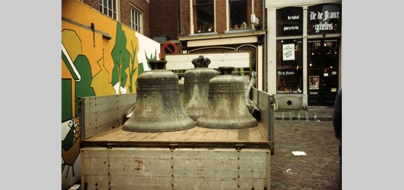 De klokken voor het carillon in de Wijnhuistoren, 1980/1985