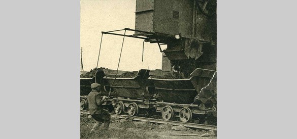 Klei wordt in de kiepwagens gestort (1931)