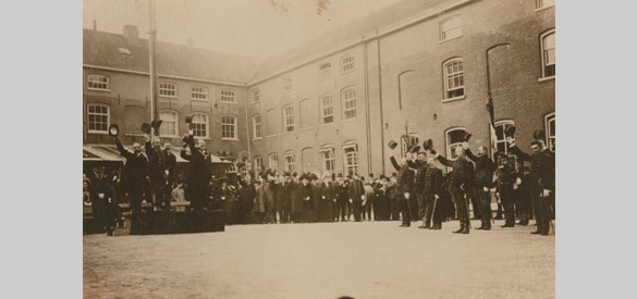 Ontvangst nieuw garnizoen bij Oranje Nasssaukazerne Harderwijk, 1909