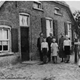 Jan en zijn familie voor hun huis © CC0