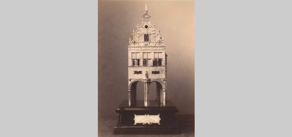 Tafelstuk voorstellende de Chirurgijnskamer met kerkboog, 1892