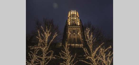 Kerktoren van het kerkplein in het donker