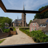 Vanuit de kerk naar de bakker voor koffie, uitzicht vanuit het oudershuis van B. venderbosch op de St Werenfriduskerk in Zieuwent © CC0
