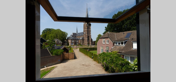 Vanuit de kerk naar de bakker voor koffie, uitzicht vanuit het oudershuis van B. venderbosch op de St Werenfriduskerk in Zieuwent
