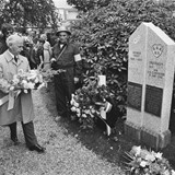 Onthulling van de gedenksteen voor verzetshelden Hannie Schaft en Jan Bonekamp (Zaanstad, 1980) © CC0